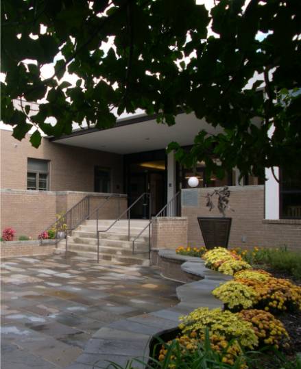 Temple Emanuel entry court